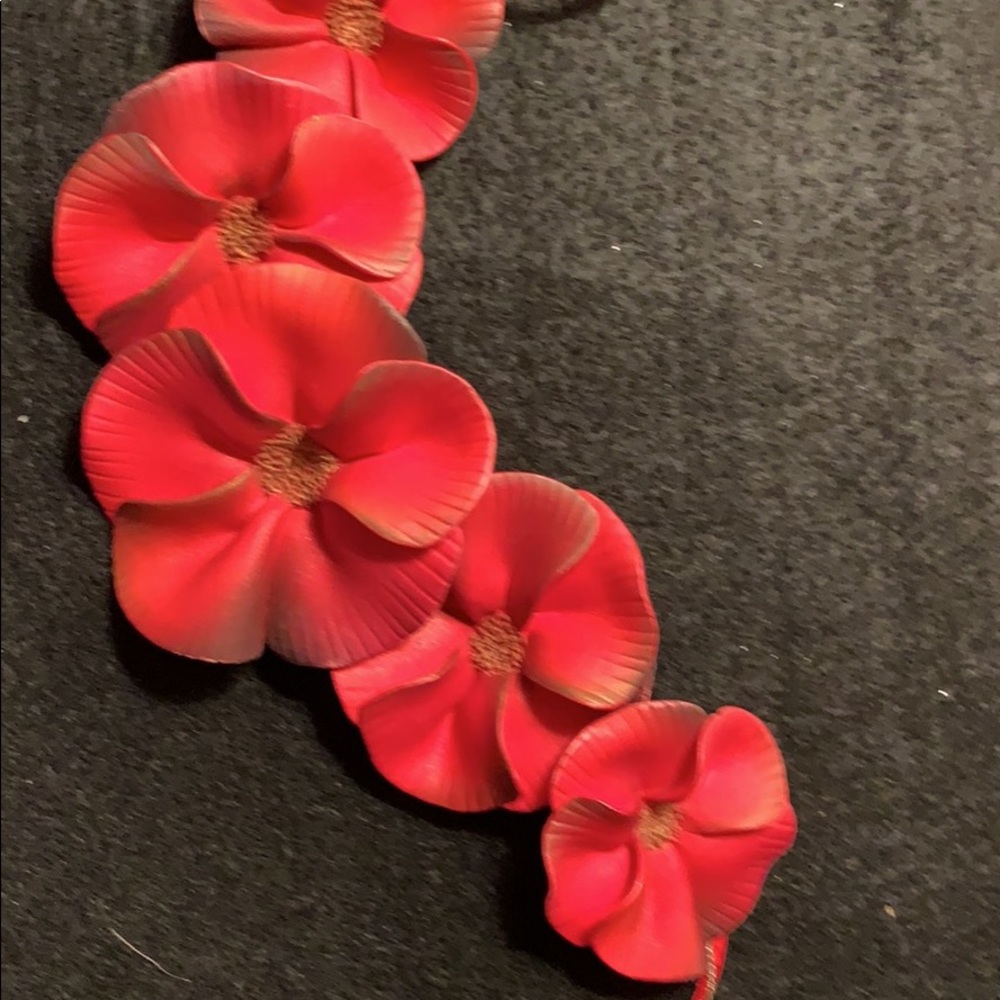 Necklace by Linda van der Lynn